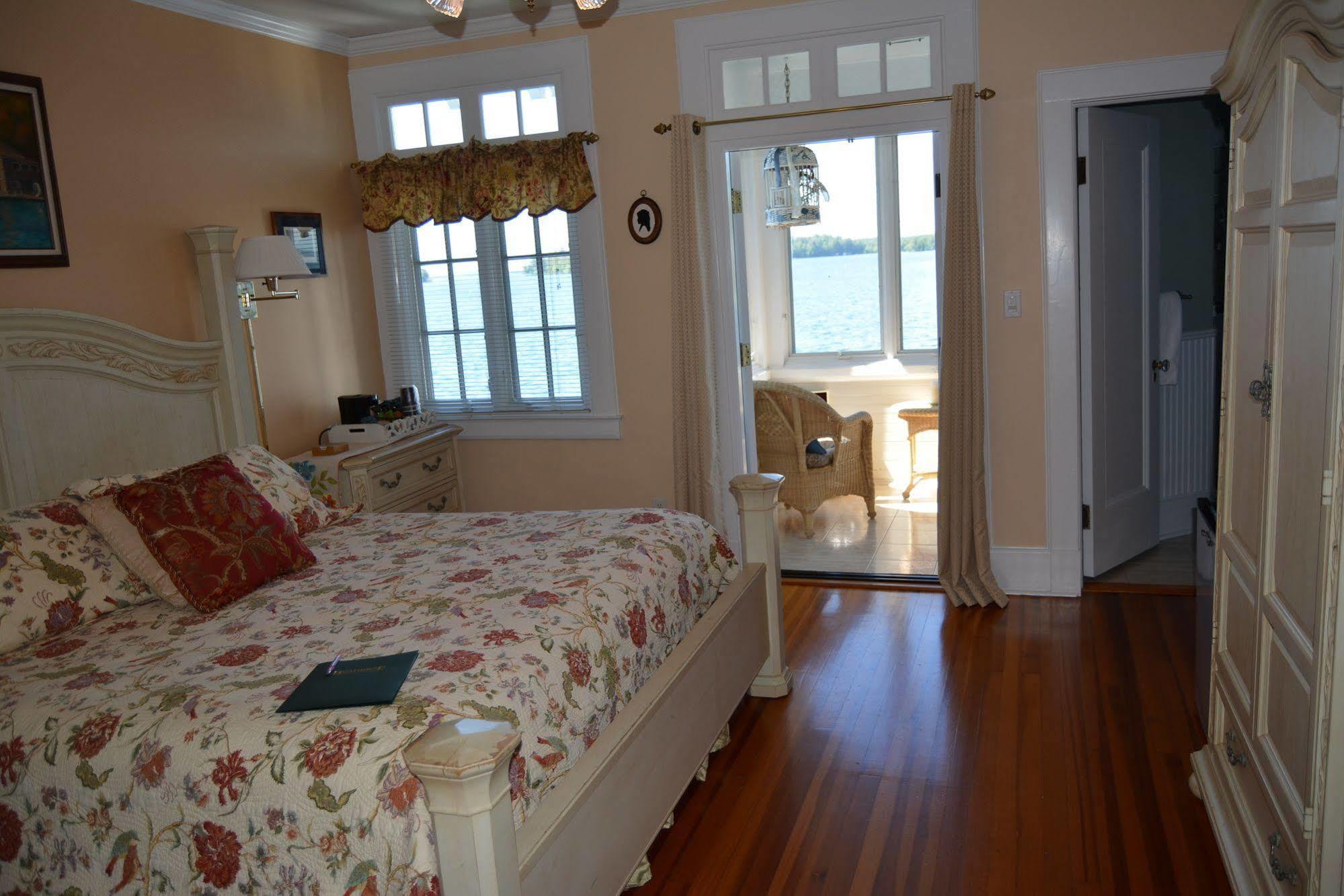 Lake George Boathouse Waterfront Lodging 博尔顿兰丁 外观 照片